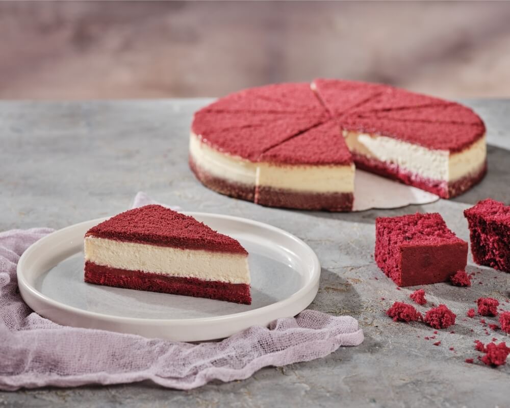 Geleneksel Red Velvet kekinden oluşan taban ve fırınlanmış cheesecake kremasının buluştuğu enfes lezzet.